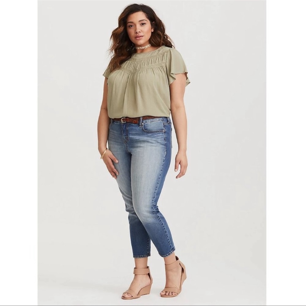 🍀Torrid top with ruffle sleeves and lace embellishments - Picture 4 of 17